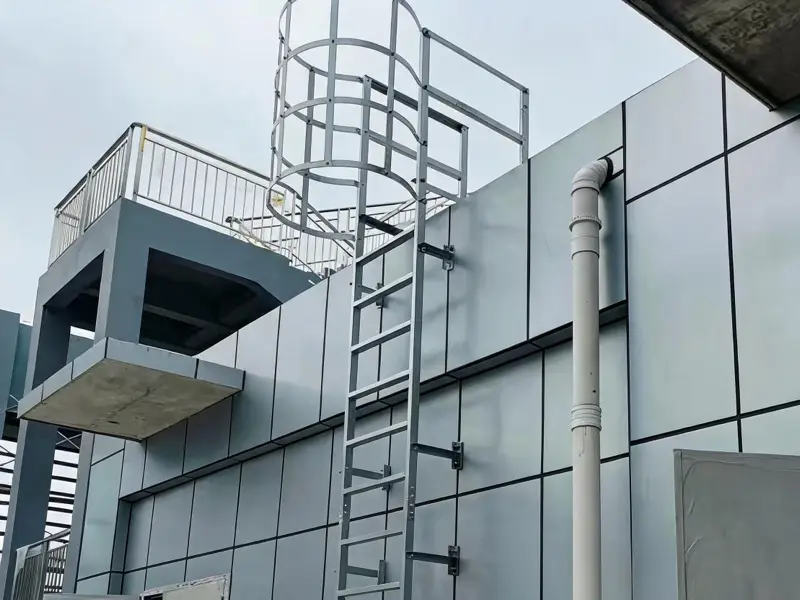 Escalera de gato instalada en planta industrial moderna