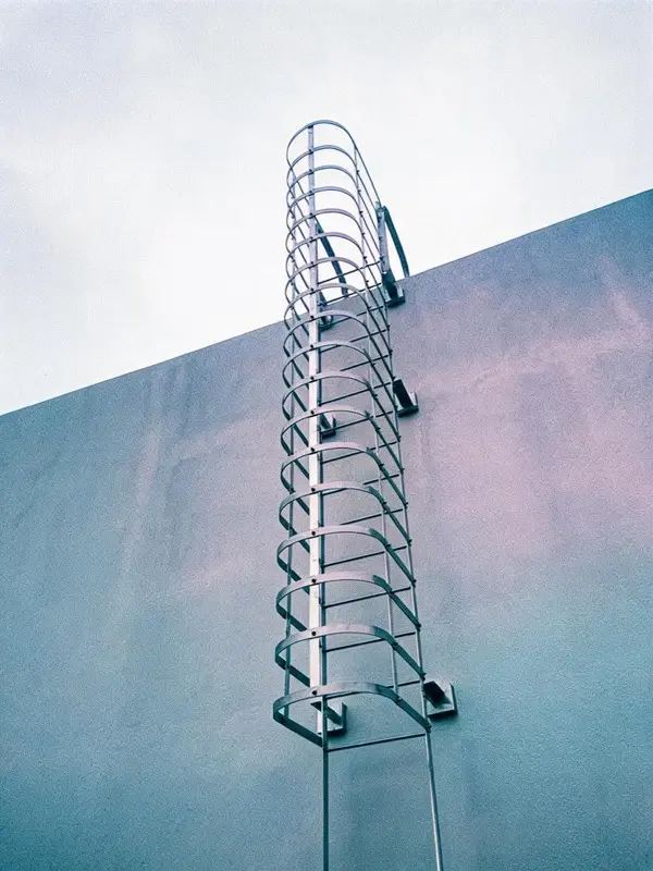 Escalera de gato de acero galvanizado instalada en una fachada