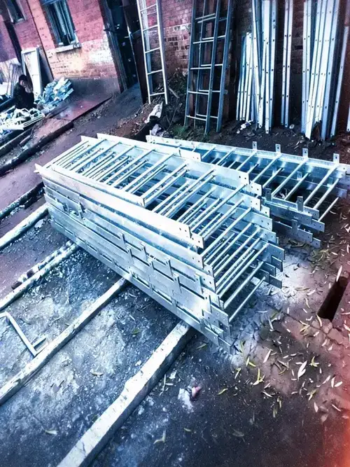 Escaleras fijas de acero galvanizado apiladas listas para envío